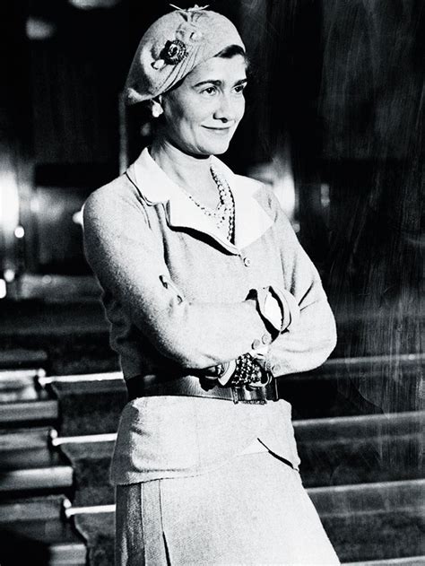 blazer bouton doré chanel 1920|history of chanel hats.